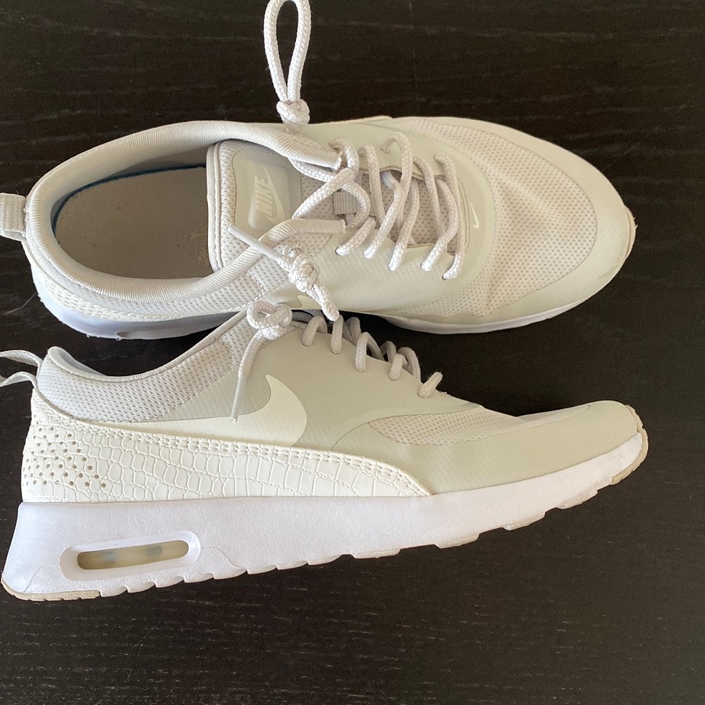 Nike Air Max Thea’s size 7 cream